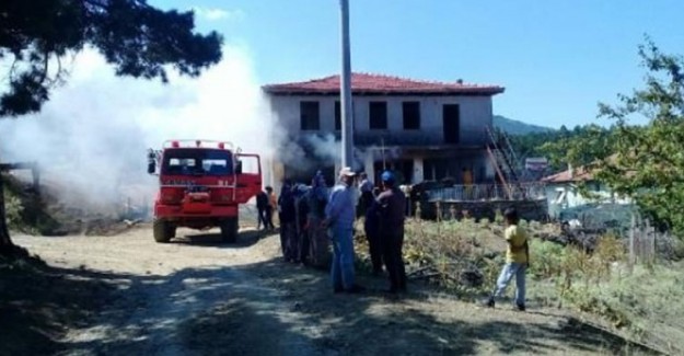 İzmir'in Ödemiş İlçesinde Yangın: 4,5 Ton Saman Kül Oldu