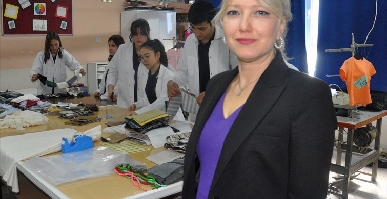 İzmirli Öğrenciler Ramazan İçin Seccade Dikiyor