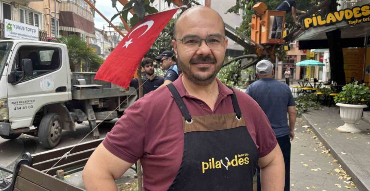 İzmit'te Lokantaya Düşen Ağaç Dalları Çatıda Hasara Yol Açtı
