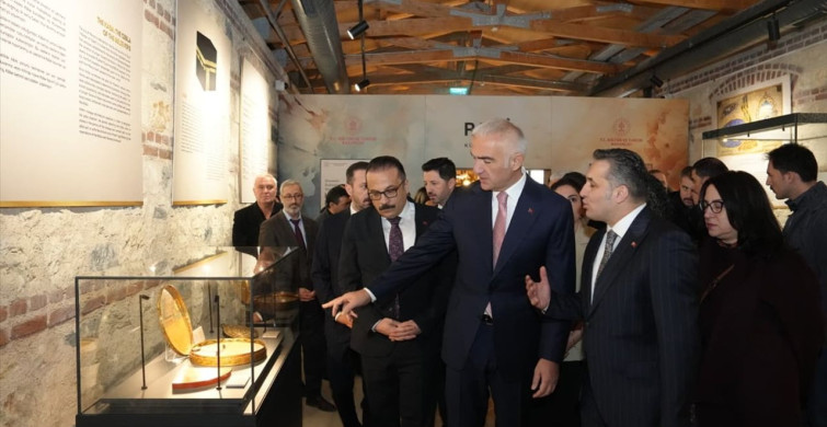 İznik Çinileri Türkiye'ye İade Edildi