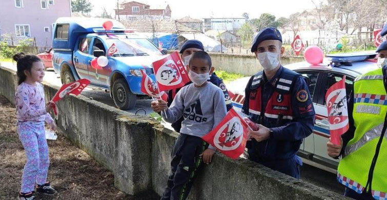 Jandarma Ekipleri Kırsal Mahallelerde 23 Nisan Coşkusu Yaşattı