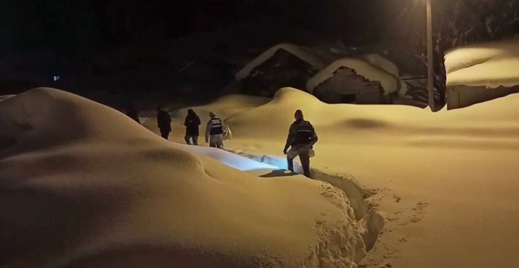 Jandarma, Engelli Çocuğa Karla Kaplı Yolda Yardım Etti