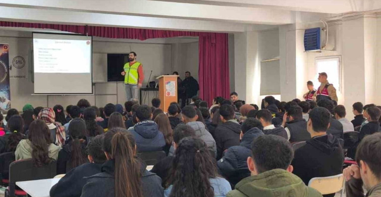 Jandarma Öğrencilere Siber Güvenlik Eğitimi Verdi