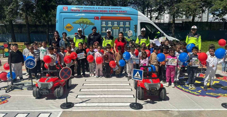 Jandarma'dan Anaokulu Öğrencilerine Trafik Eğitimi