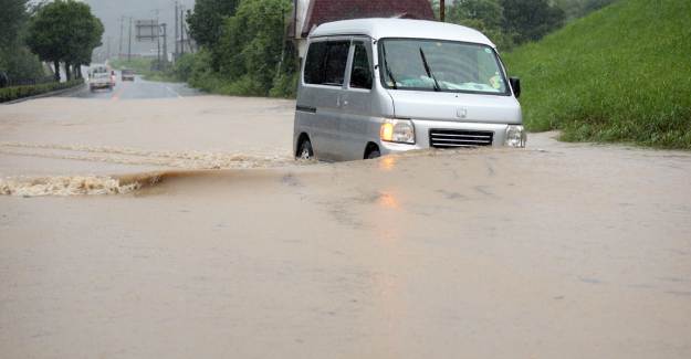  Japonya'yı Şiddetli Yağış Hakimiyeti Altına Aldı: 13 Kişi Kayıp   