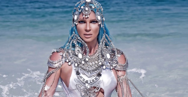Jelena Kareusa'nın Pozları Sosyal Medyada Olay Olmaya Devam Ediyor
