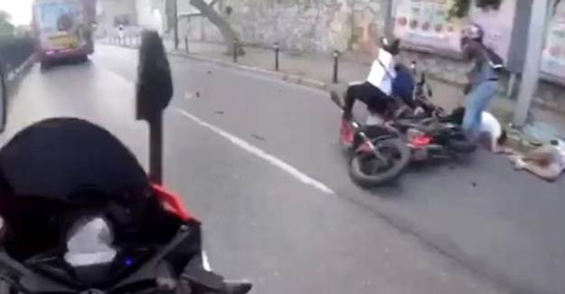 Kabataş'ta Meydana Gelen Motosiklet Kazası Kameralara Yansıdı
