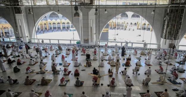 Kabe'de 7 Ay Sonra İlk Cuma Namazı Kılındı