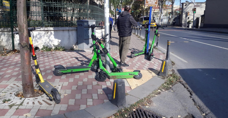 Kadıköy halkı belediyeye isyan etti: Kaldırımlarda yürüyemiyoruz artık
