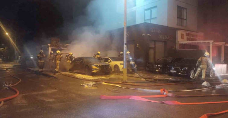 Kadıköy'de Galeri Önünde Park Halindeki Araçlar Yangınla Mahvoldu
