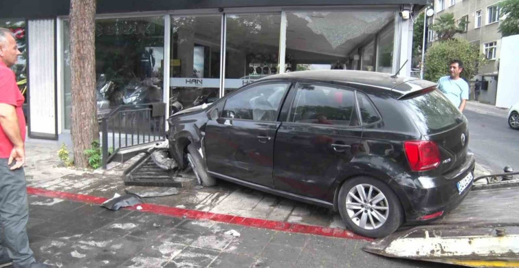 Kadıköy'de kadın sürücü motosiklet galerisine daldı