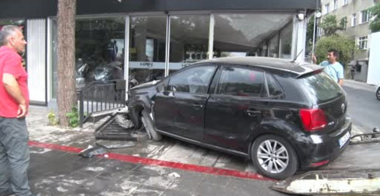 Kadıköy'de kadın sürücünün otomobili galeriye girdi