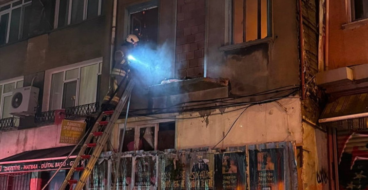 Kadıköy'de Metruk Binada Yangın: Pencereden Atlayan Kişi Ağır Yaralandı