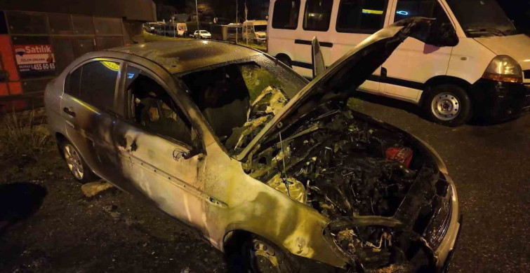 Kadıköy'de Park Halindeki Motosikletten Yangın İndi