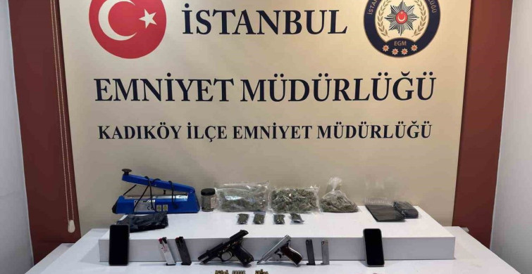 Kadıköy'de polisin dur ihtarına uymayan iki şüpheli yakalandı