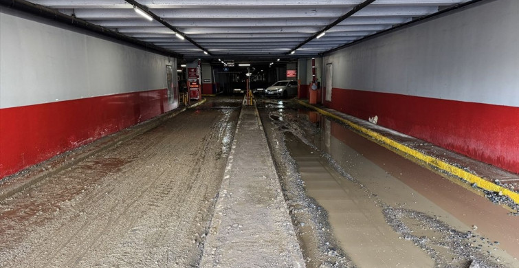 Kadıköy'de Su Borusu Patladı: Otoparkı Su Bastı