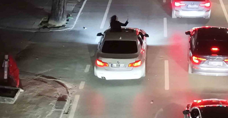 Kadıköy'de Tehlikeli Sunroof Yolculuğu: Sürücü Cezalandırıldı