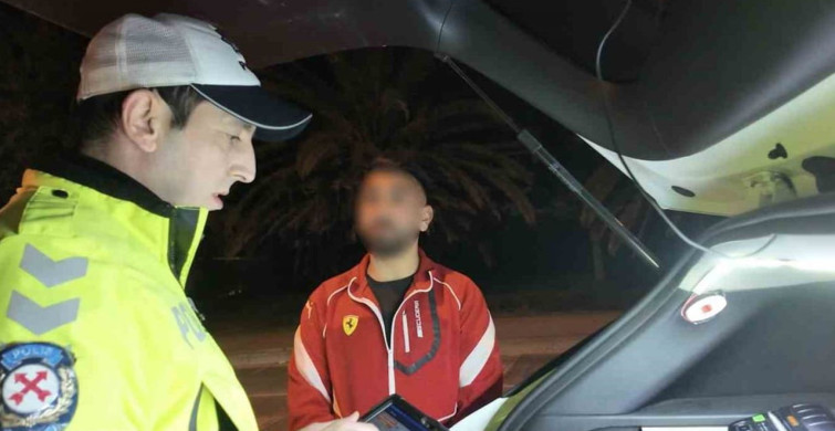 Kadıköy'de Tehlikeli Yolculuk: Genç Camdan Sarkınca Polis Harekete Geçti