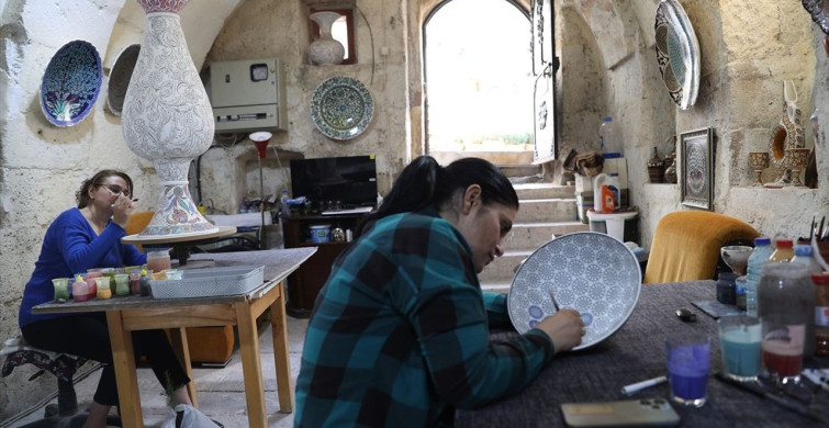 Kadın Çini Ustaları Tarihi Kayıkçı Konağı'ndan Eserlerini Sunuyor