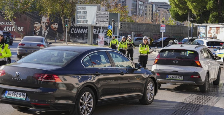 Kadın Trafik Polisleri İzmir'de Güven Ve Düzen Sağlıyor