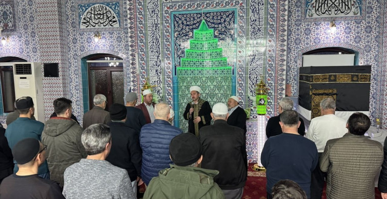 Kadir Gecesi İle Dolu Caminin Manevi Atmosferi