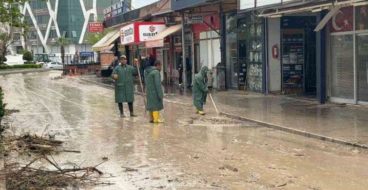 Kadirli'de Sel Felaketi: Temizlik Çalışmaları Başladı, Esnaf Destek Bekliyor