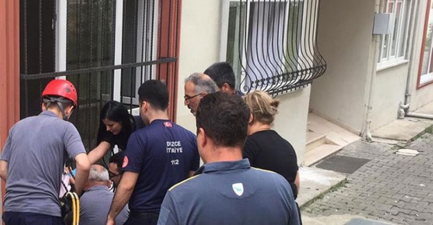 Kafası Demir Korkuluklara Sıkışan Çocuk Güçlükle Kurtarıldı