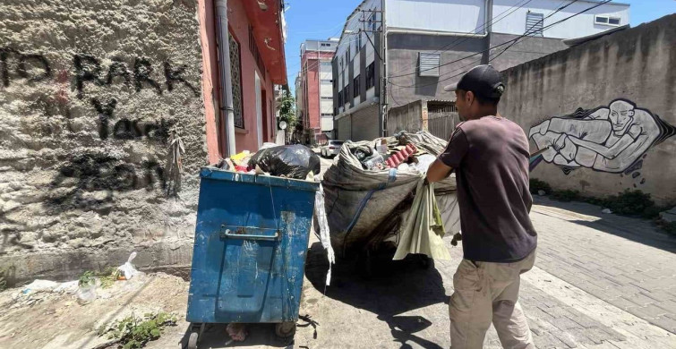 Kağıt toplayarak okuttuğu kızı, üniversiteyi birincilikle bitirdi