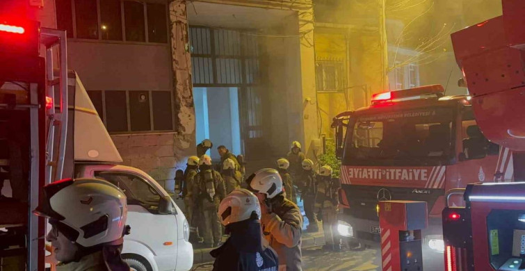 Kağıthane'de 5 Katlı İş Hanında Yangın Çıktı