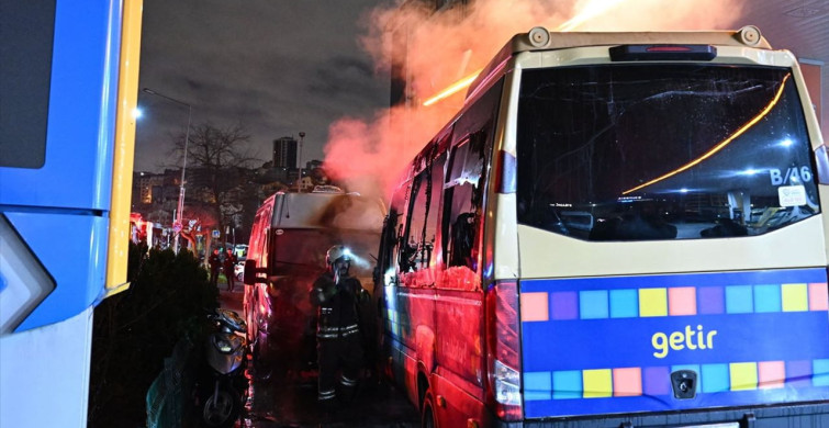 Kağıthane'de Akaryakıt İstasyonunda Minibüs Yangını