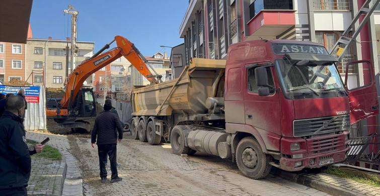 Kağıthane'de Aydınlatma Direğine Çarpan Kamyonun Sürücüsü Hayatını Kaybetti