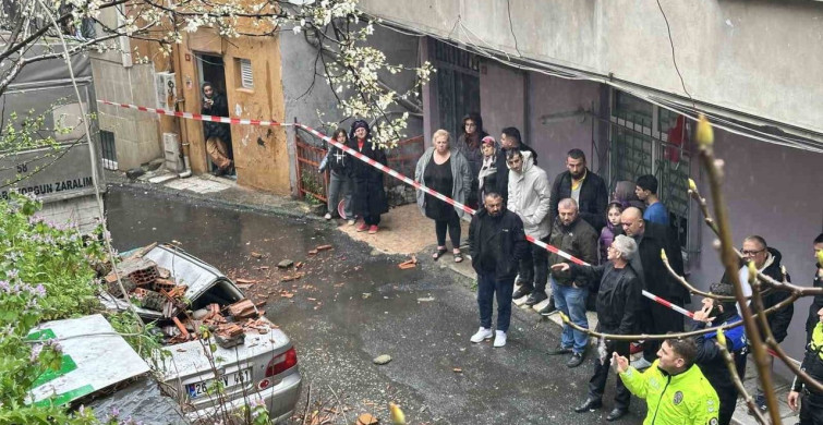 Kağıthane'de Duvar Otomobilin Üzerine Devrildi