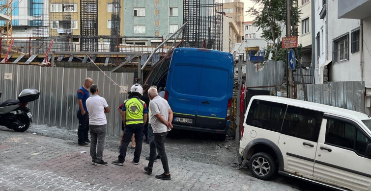Kağıthane'de Freni Boşalan Panelvan İnşaat Alanına Girdi