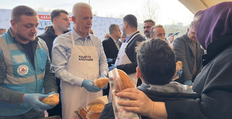 Kağıthane'de Geleneksel Balık Ekmek İkramı