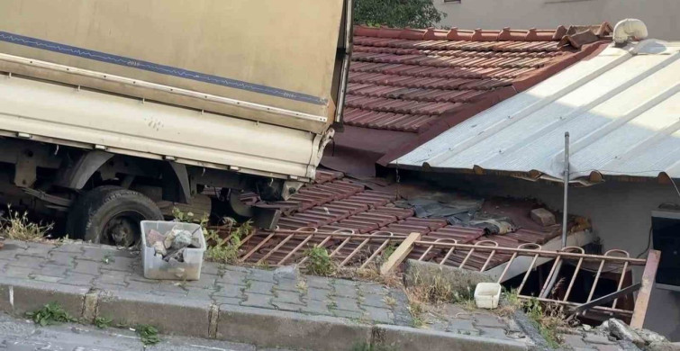 Kağıthane’de geri kayan kamyonet evin çatısına düştü