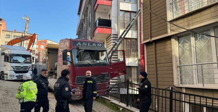 Kağıthane'de Hafriyat Kamyonu Aydınlatma Direğine Çarptı