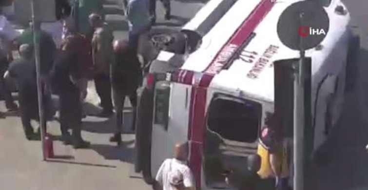 Kağıthane'de Kontrolden Çıkan Ambulans Devrildi