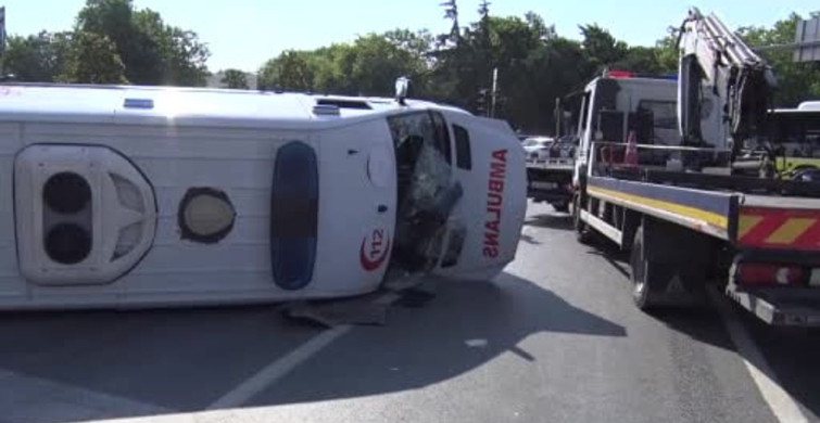 Kağıthane'de Kontrolden Çıkan Ambulans Devrildi