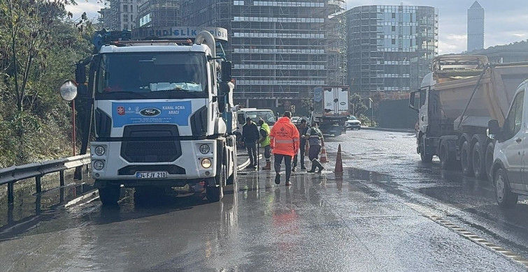 Kağıthane'de Kuvvetli Yağış Trafiği Olumsuz Etkiledi Kağıthane'de Kuvvetli Yağış Trafiği Olumsuz Etkiledi
