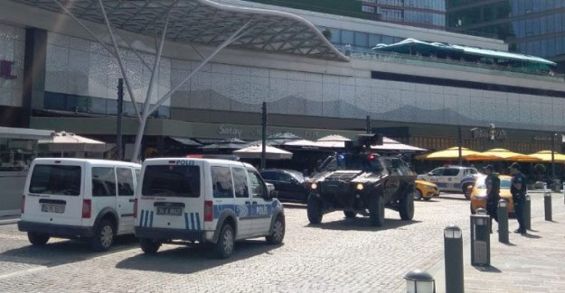 Kağıthane'deki AVM'de Silahlı Saldırgan Paniği!