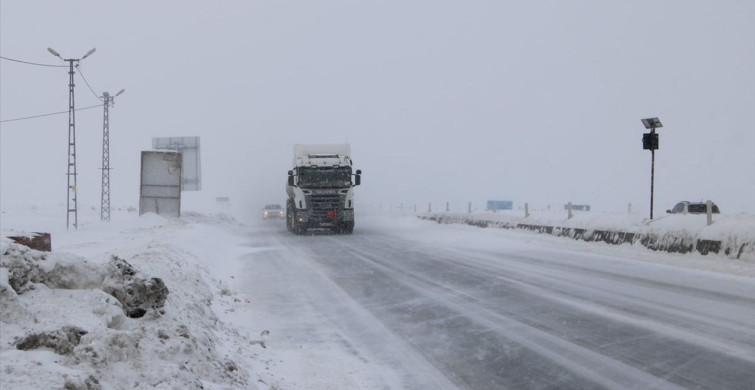 Kağızman-Ağrı Kara Yolu Ulaşıma Kapandı