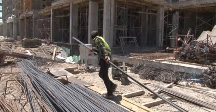 Kahramanmaraş, deprem sonrası sıcak hava koşullarında inşa ediliyor