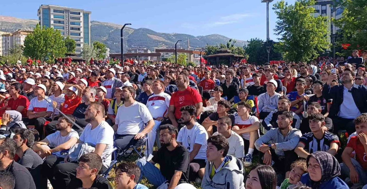 Kahramanmaraşlılar milli maç heyecanını dev ekranda yaşadı - Haber365
