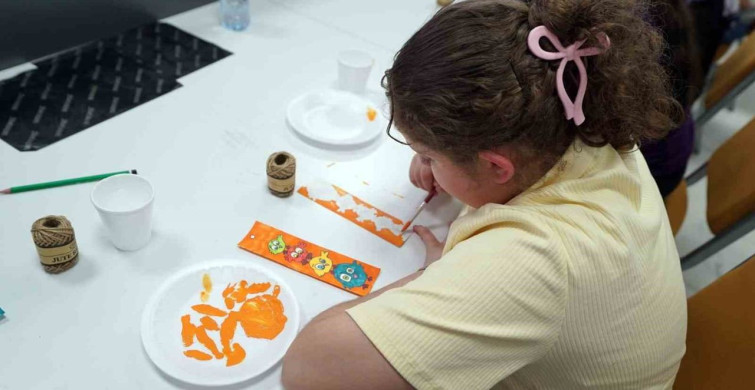 Kahramanmaraş'ta Çocuklar İçin Renkli Kitap Ayracı Atölyesi