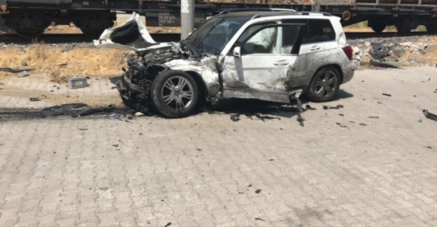 Kahramanmaraş'ta Yük Treni Otomobile Çarpışması Sonucu 5 Kişi Yaralandı
