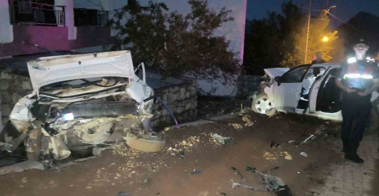 Kahta'da Park Halindeki Araca Çarpan Otomobil: 4 Yaralı