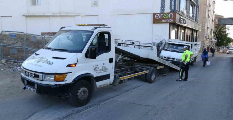 Kaldırıma park edilen kamyonet trafiği kilitledi, yol esnafın aracı itmesiyle açıldı