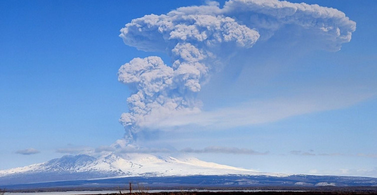 Kamçatka'daki Şiveluç Yanardağı 11 Kilometre Yükseklikte Kül Püskürttü