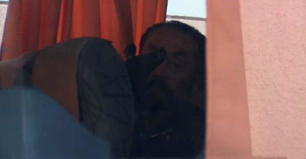 Kameraları Gören Adnan Oktar Ne Yapacağını Şaşırdı