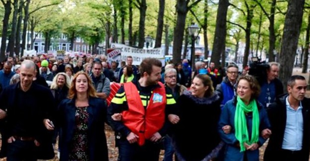 Kamu Çalışanlarından Hükümet Karşıtı Protesto